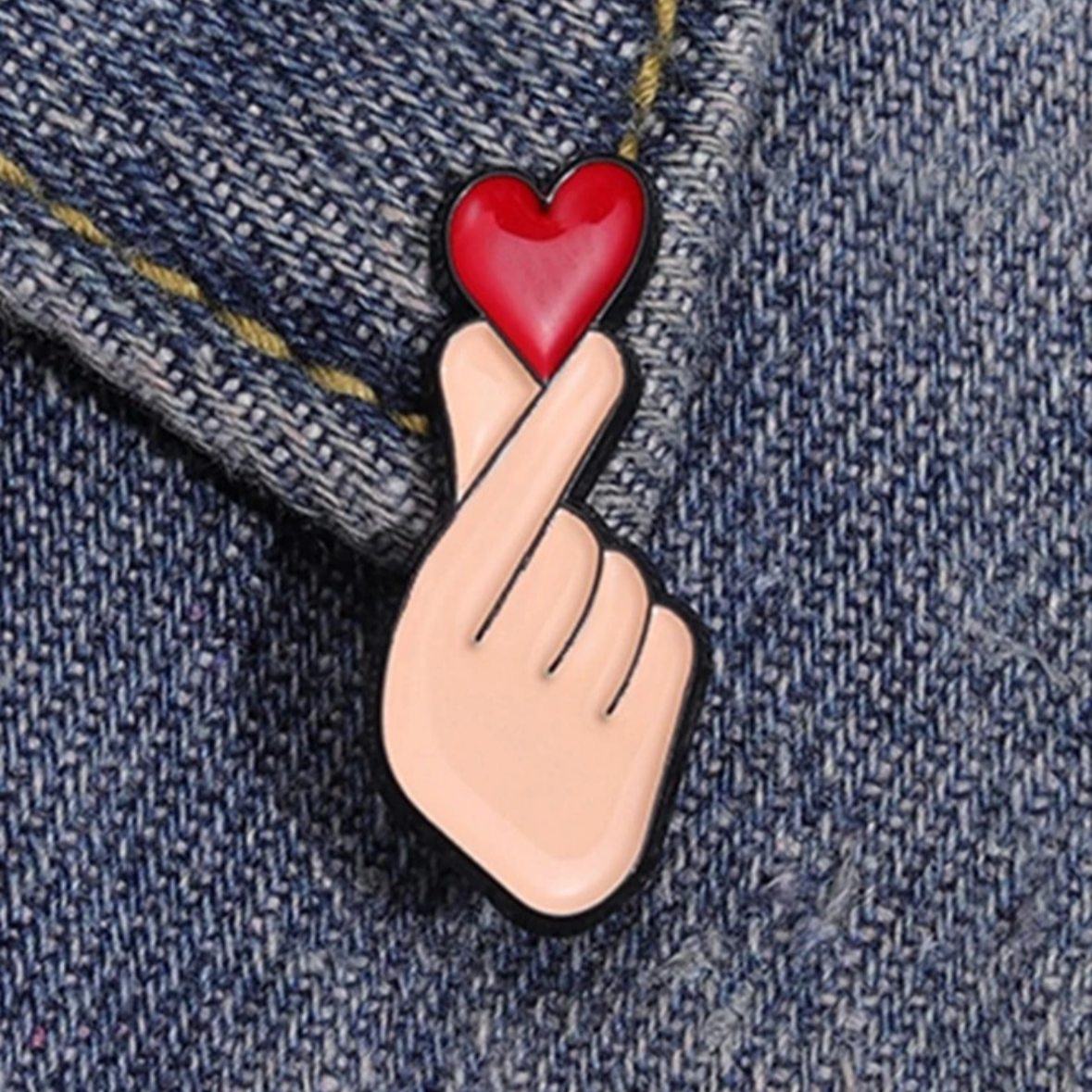 Pin Corazón mano